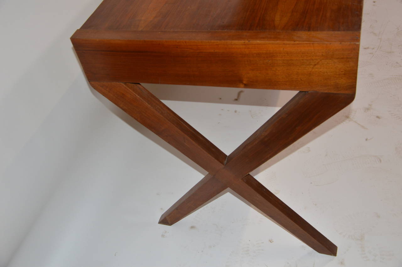 Wooden Desk with Crossing Feet Attributed to Gio Ponti In Excellent Condition For Sale In Nice, FR