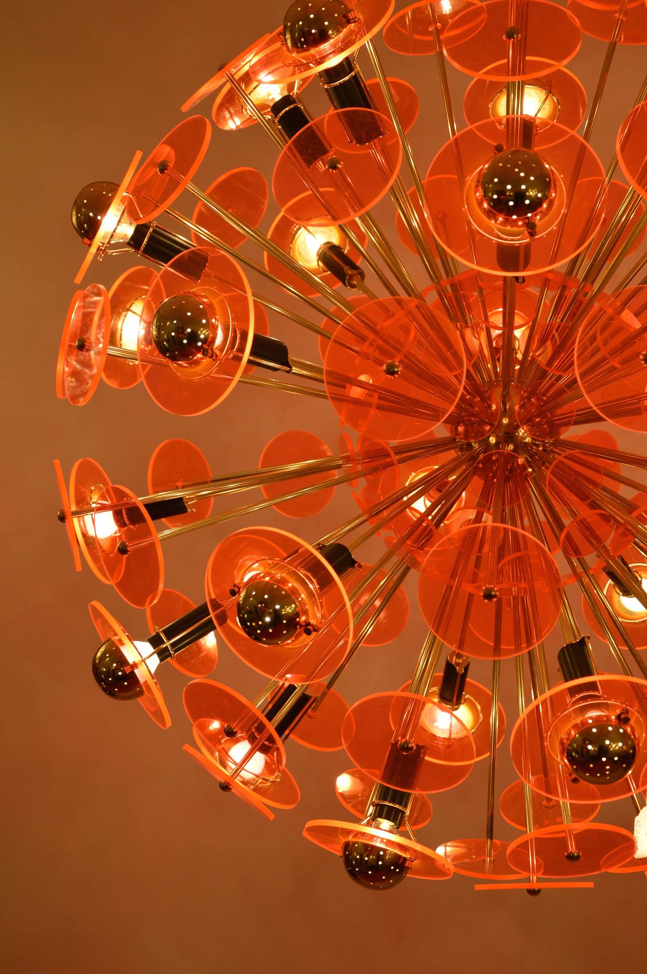 Important Chandelier in Brass and Orange Plexiglass In Excellent Condition For Sale In Nice, FR