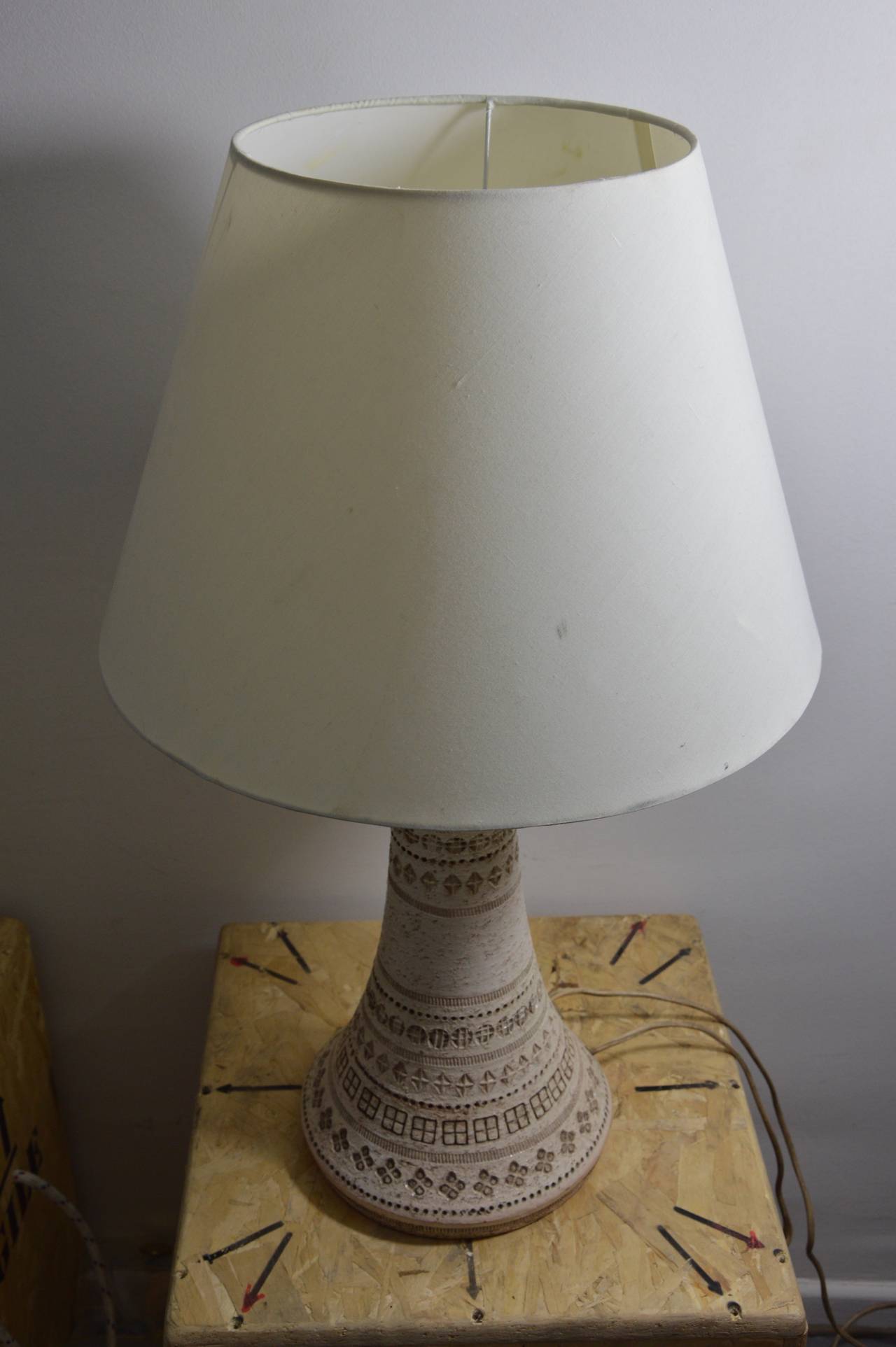 Table lamp in ceramic by Bitossi with geometrical and floral motives. 
Measures :  H : 50  H + lampshade : 65cm 
Diameter of the base : 24cm  Diameter of the top : 10cm