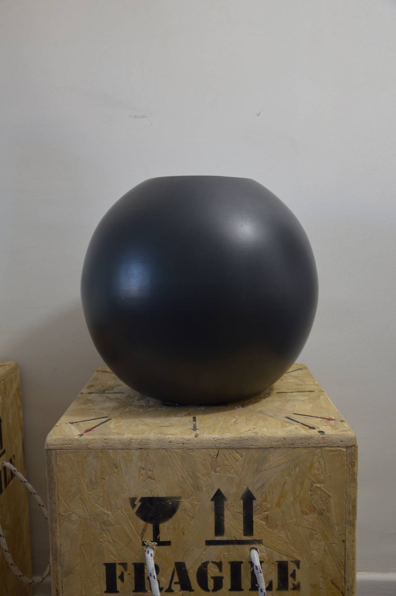 Black round jar in ceramic. 
Measures :  H : 38cm  Diameter : 38cm