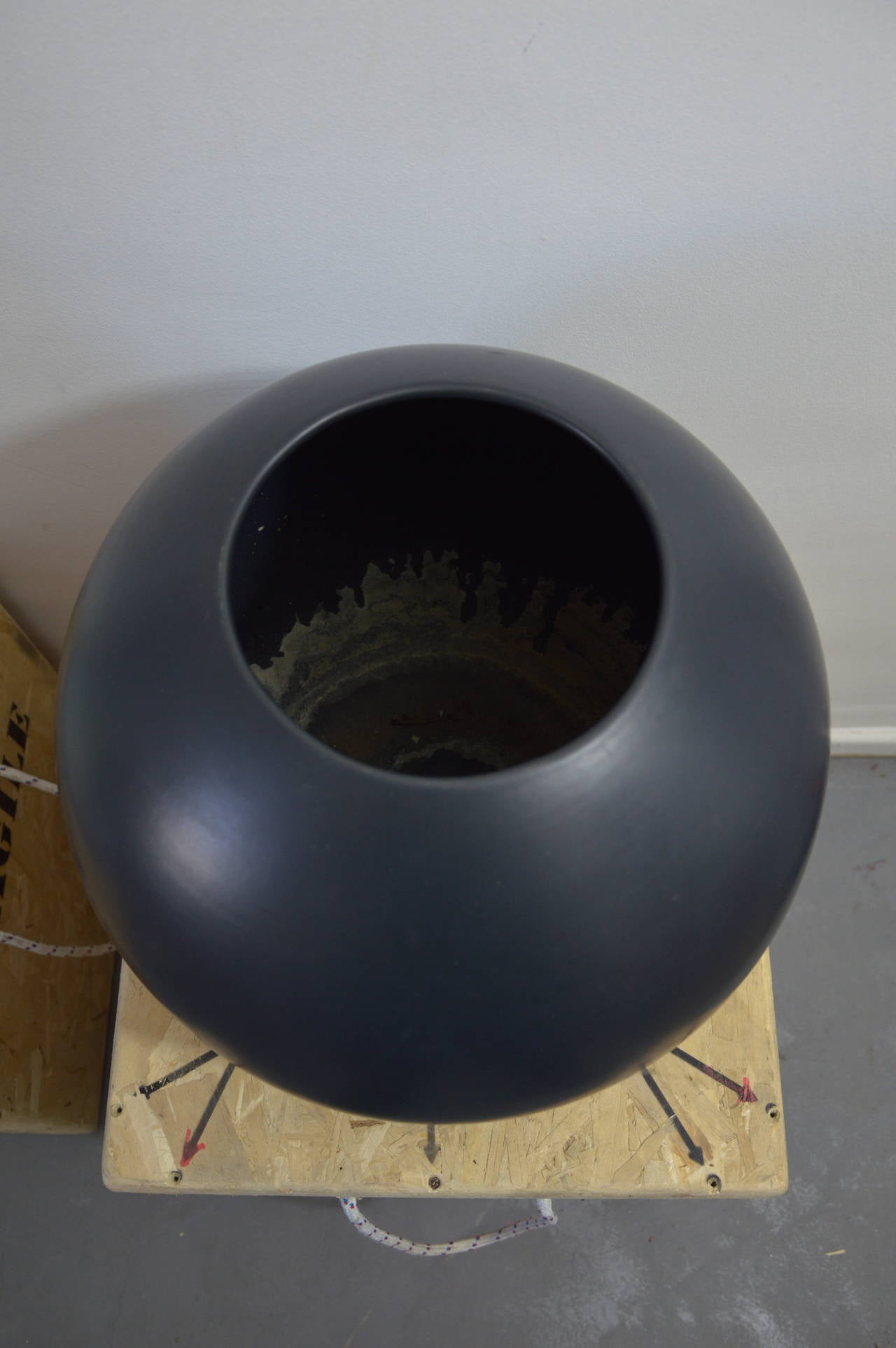 Black Round Jar in Ceramic In Good Condition For Sale In Nice, FR