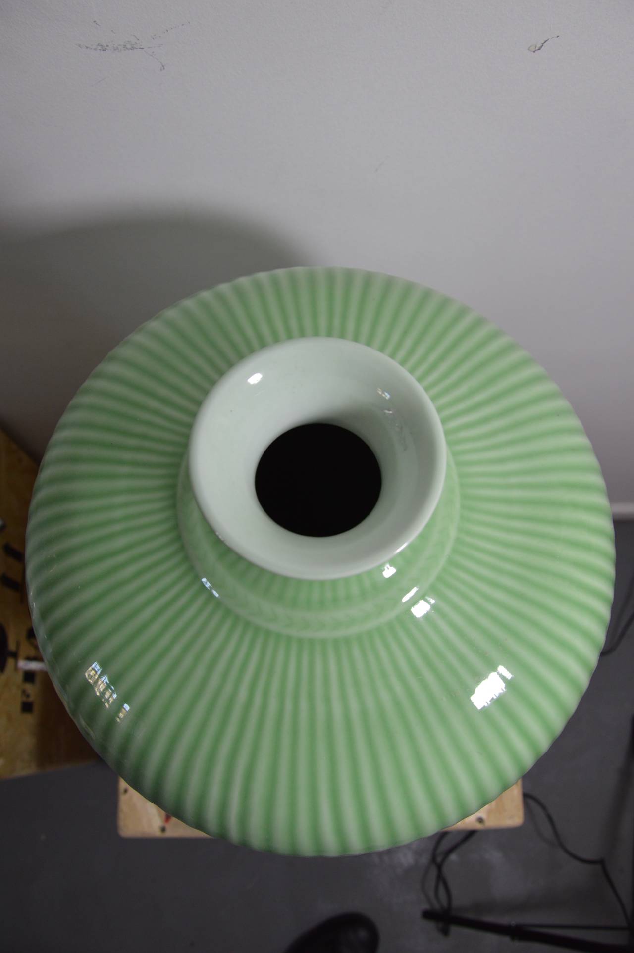 Important Green Vase in Hydric Shape In Excellent Condition For Sale In Nice, FR