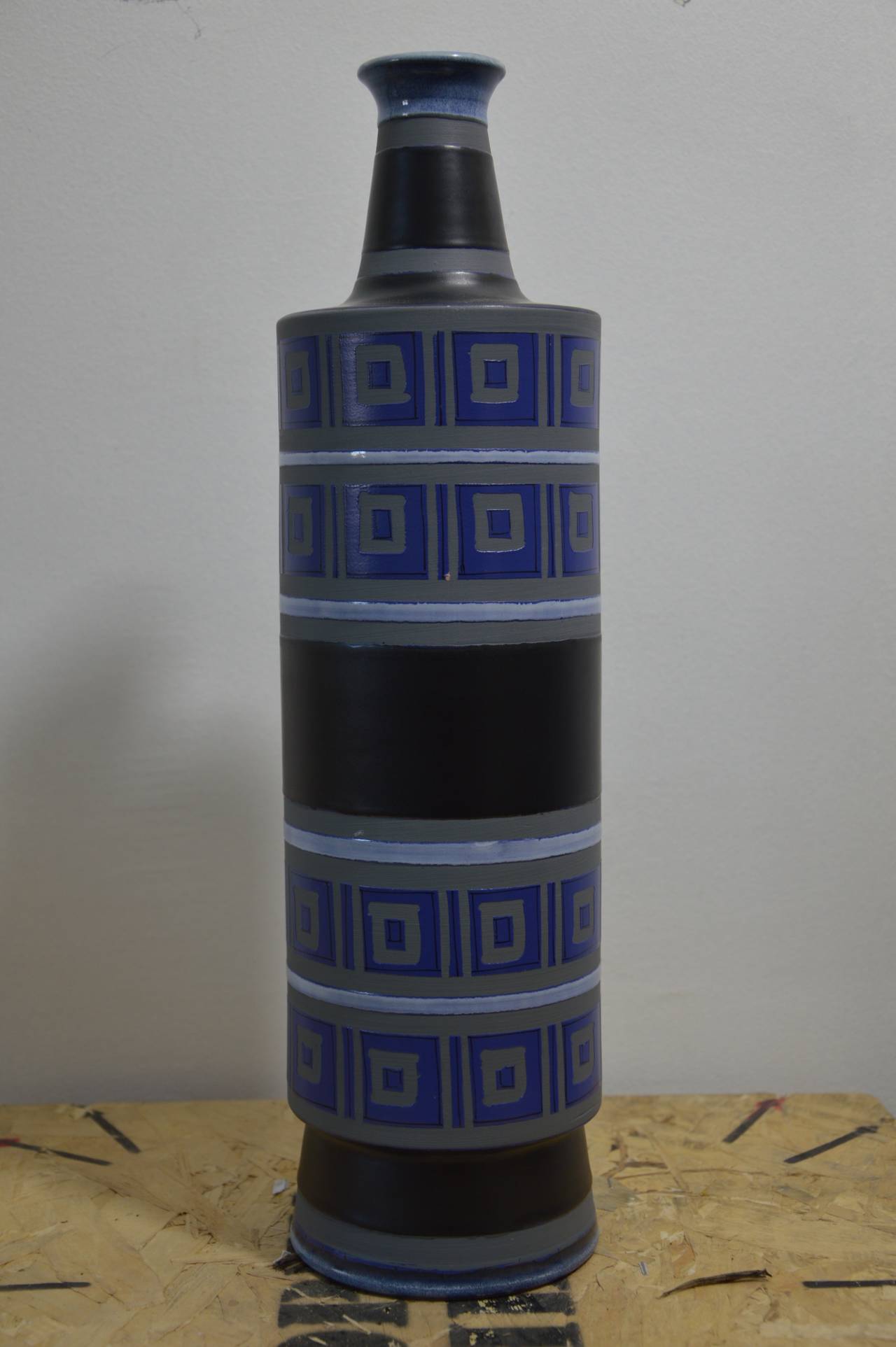 Vase in ceramic, shape of a bottle, grey, black and blue. Made by the italian manufacturer Bitossi. 
Edition limited of 199, numbered 40th. Firmed on the bottom. 
Measures :  H : 45cm  Diameter : 12cm  Diameter of the top : 5,5cm