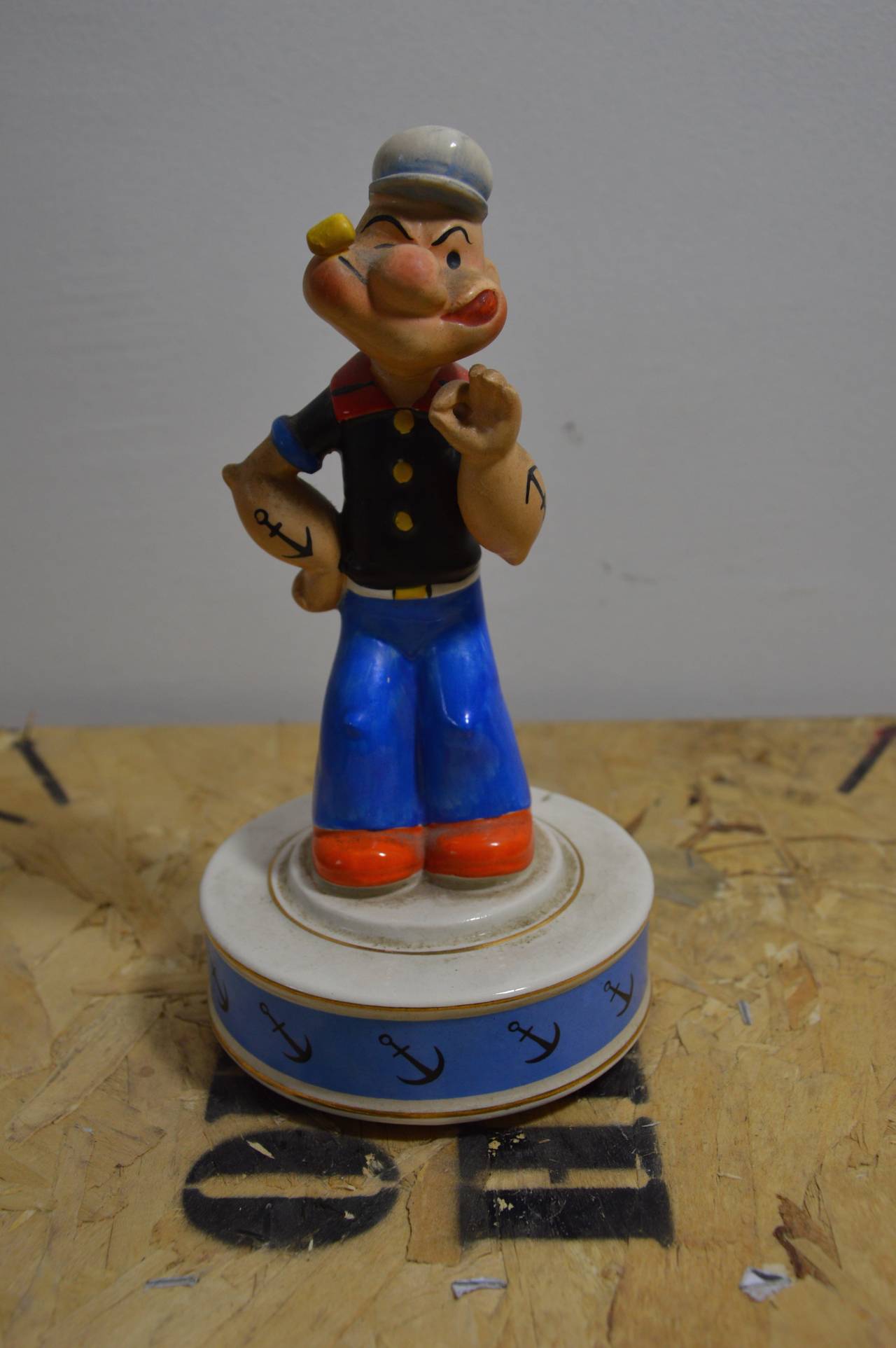 Olive and Popeye figurines in biscuit (white ceramic) with music mechanism on the bottom. Paint by hand, collector toys from the king features syndicate, the most popular american group of comics. 
They turn on a musical mechanism like dancers