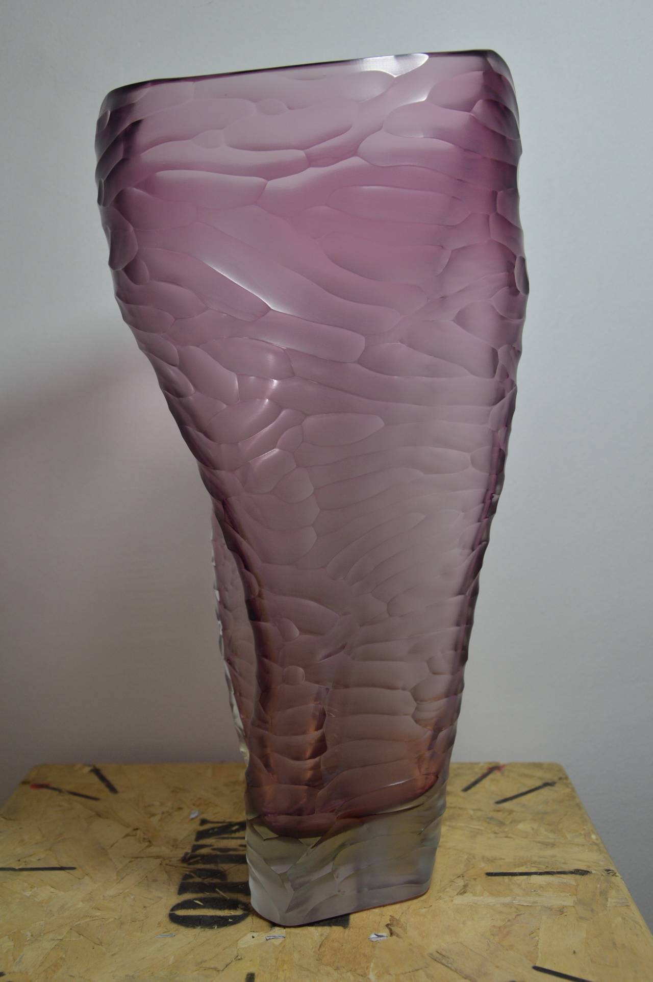 Important unique vase made by hand by Massimo Micheluzzi. Work as some wood hollowed out in scissors. 
Signed on the bottom, with certificate. 
Measures: H 48.5 cm. D of the base: 12 cm. D of the head: 23cm.