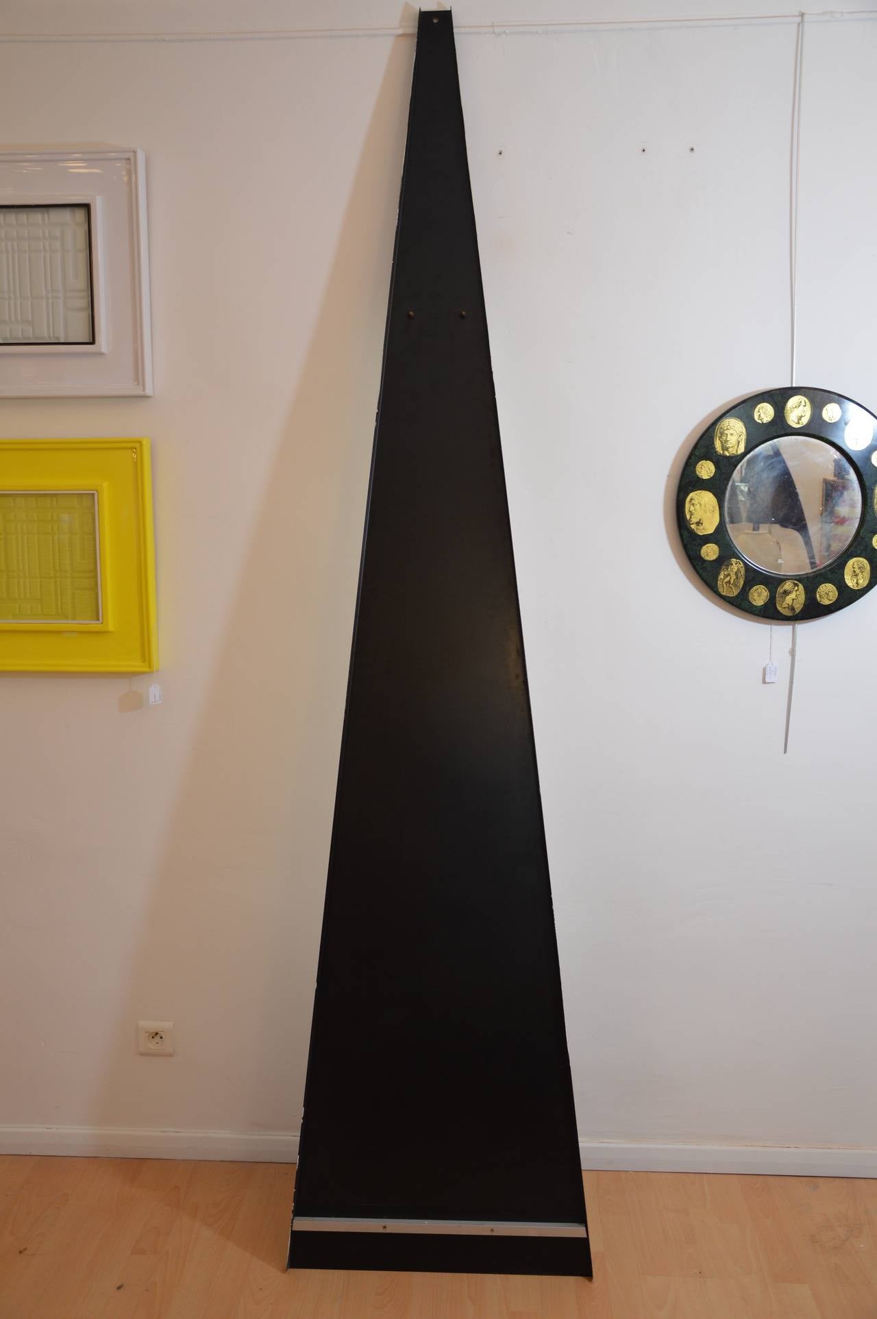 Important Triangular Mirror in Black Steel In Excellent Condition For Sale In Nice, FR