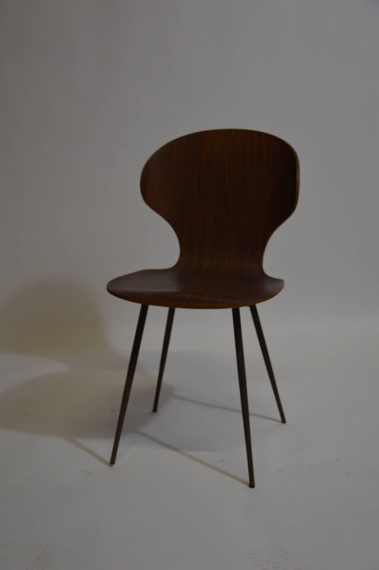 Set of 6 chairs by Luigi Ratti with veneer of mahogany and black steel feet