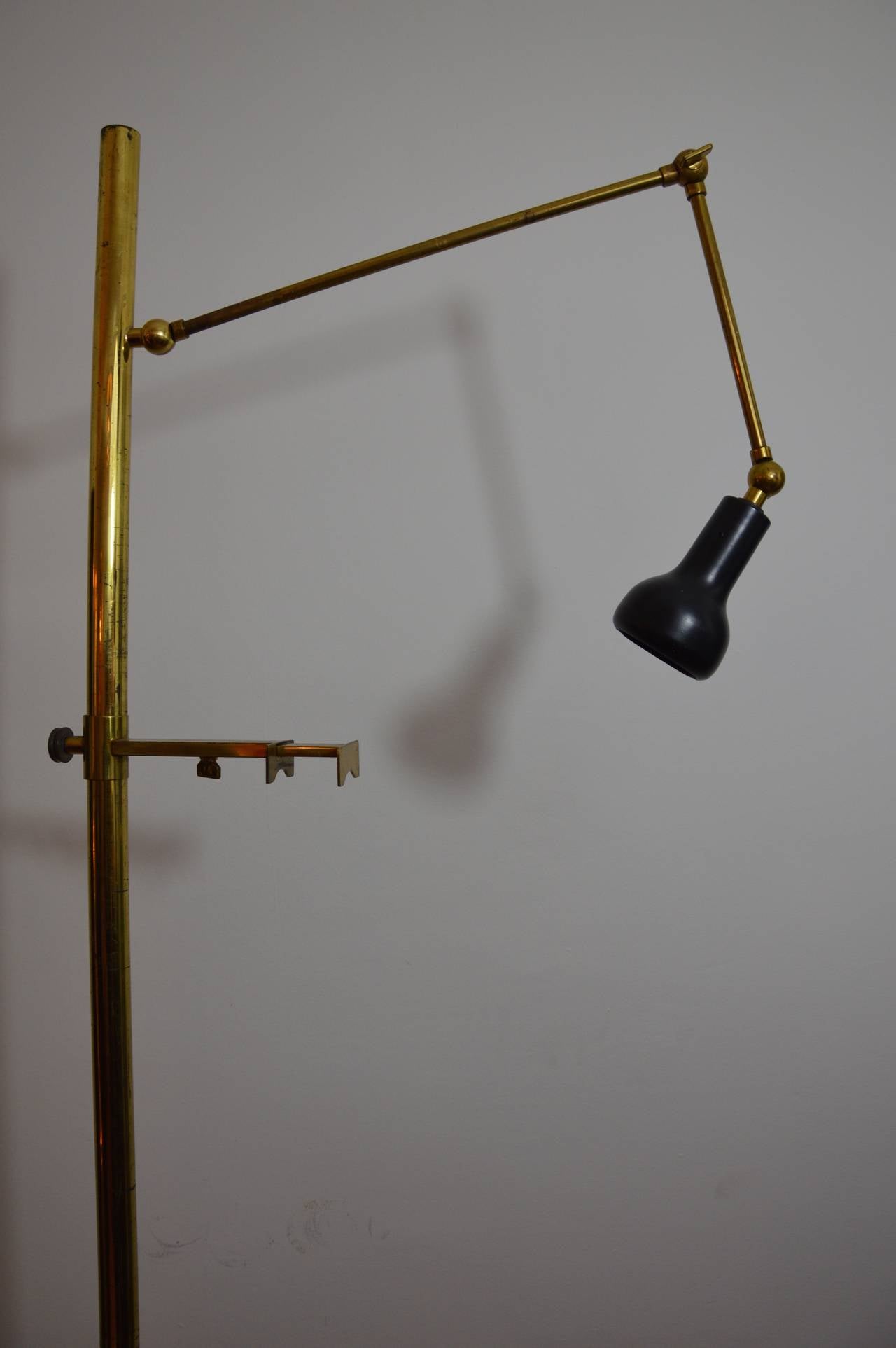 Floor Lamp / Easel in brass by Angelo Lelli for Arredoluce In Good Condition For Sale In Nice, FR