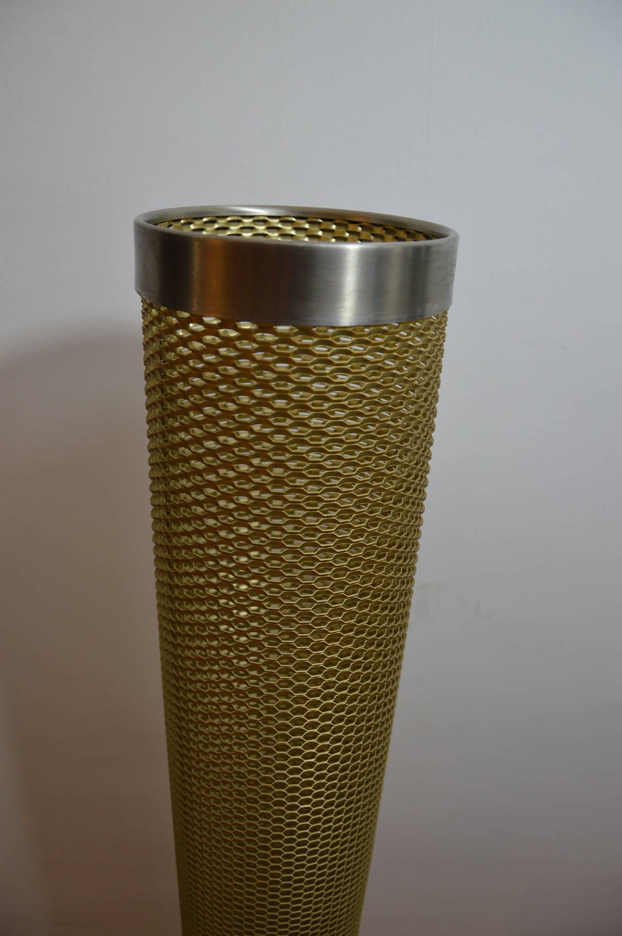 Set of two very rare floor lamps by Gio Ponti and Reggiani. 
Brass and aluminium in honeycomb stitch. 
Measures : 
The taller one : H 152 cm Diameter : 15cm H Base : 60 cm 11000€.
The little one : H 114 cm : Diameter : 15cm H Base : 22 cm