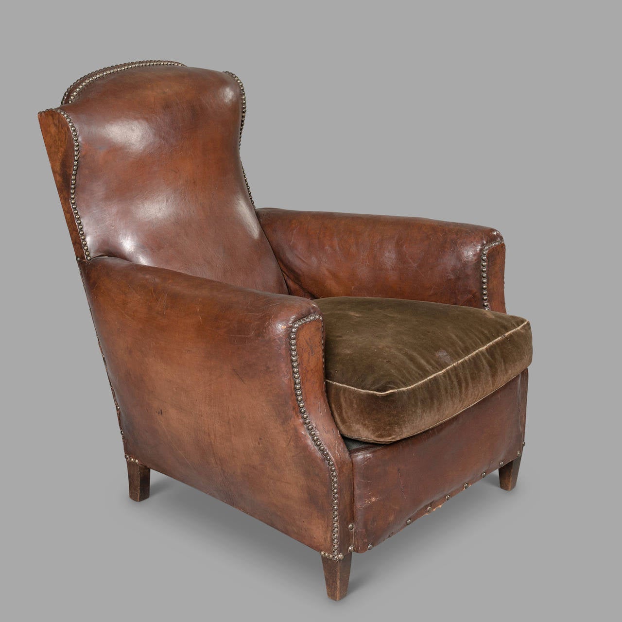 Very nice shape for this club armchair with its original velvet cushion. Leather patina highly enhanced by the time. 

The chaise longue has a reclining back with an embedded system and operable by a pulling handle. Beautiful time patina as well.