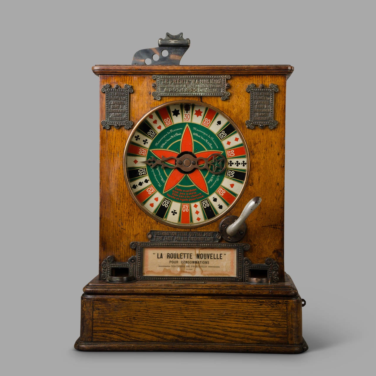 French 1906s slot machine manufactured by Nau and Registered in Paris: 'La Roulette Nouvelle' for consumers, precision machine.

In working order, originals drinks game winning tokens provided. Brass tokens for 30cts and aluminum one's for 20cts
