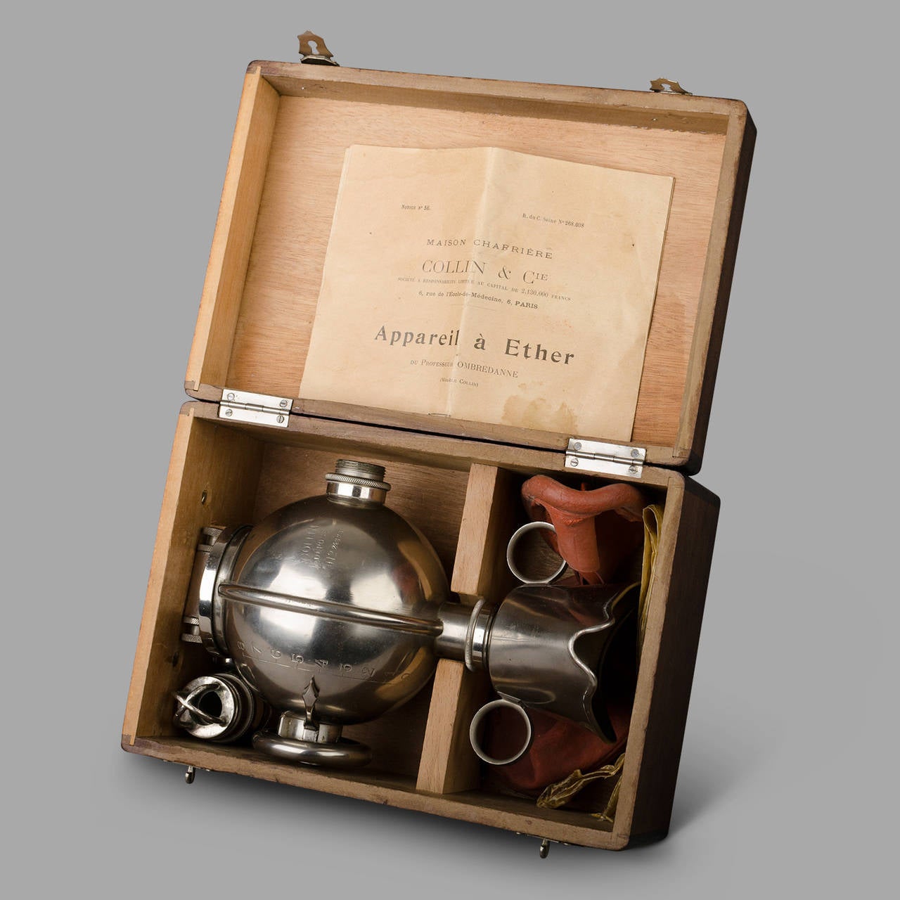 Professor Ombredanne ether device in its rosewood cabinet and with its original notice by the House Charriere - Collin & Co.

Nickel plated steel, complete set with 2 rubber masks (hardened by time) and its original never used pig's bladder (uncut