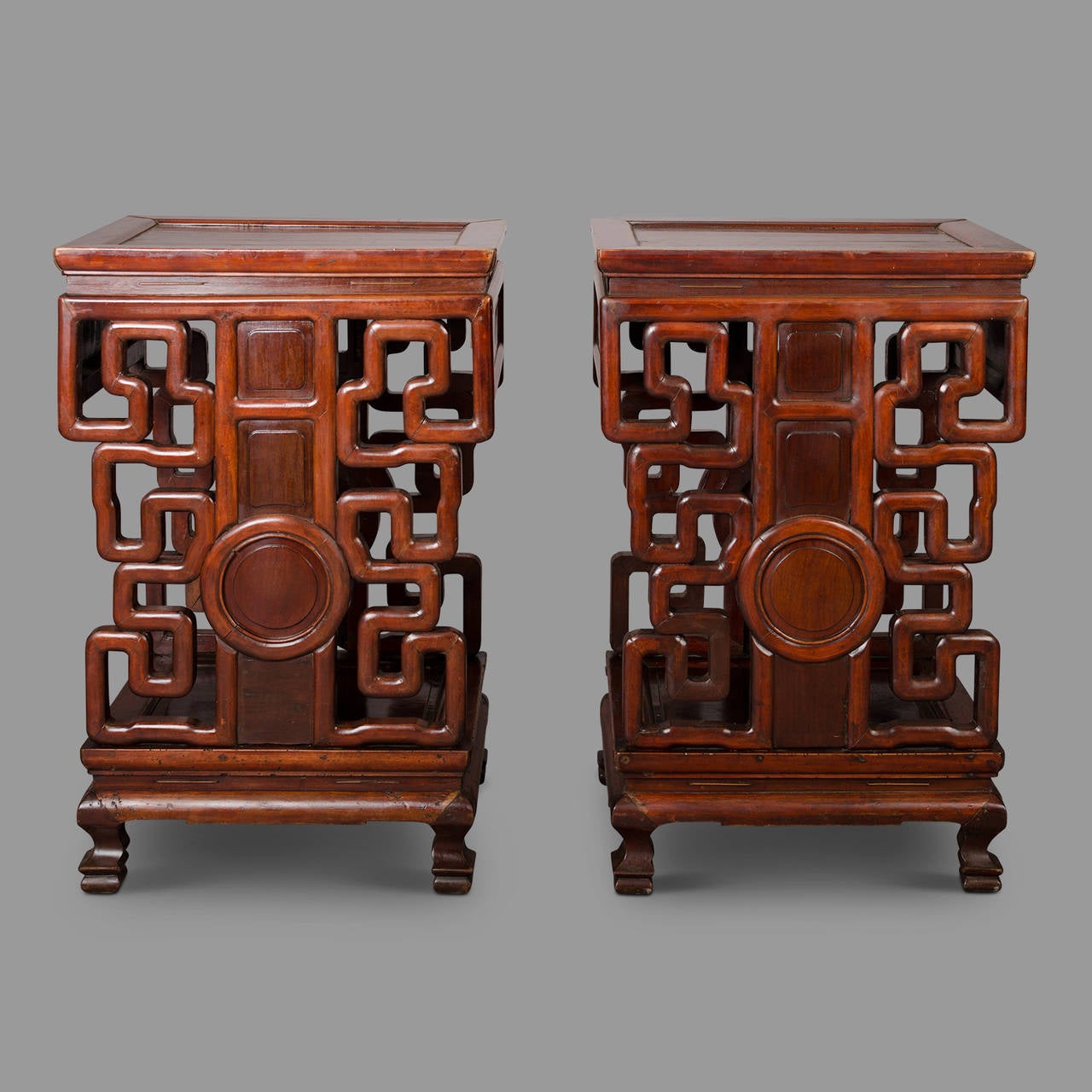 Double-sided middle consoles in solid mahogany with complex decor of openwork scrolls. Few visible restorations and small accidents. Beautiful patina.

Construction elements suggest the presence of a missing front drawer.
