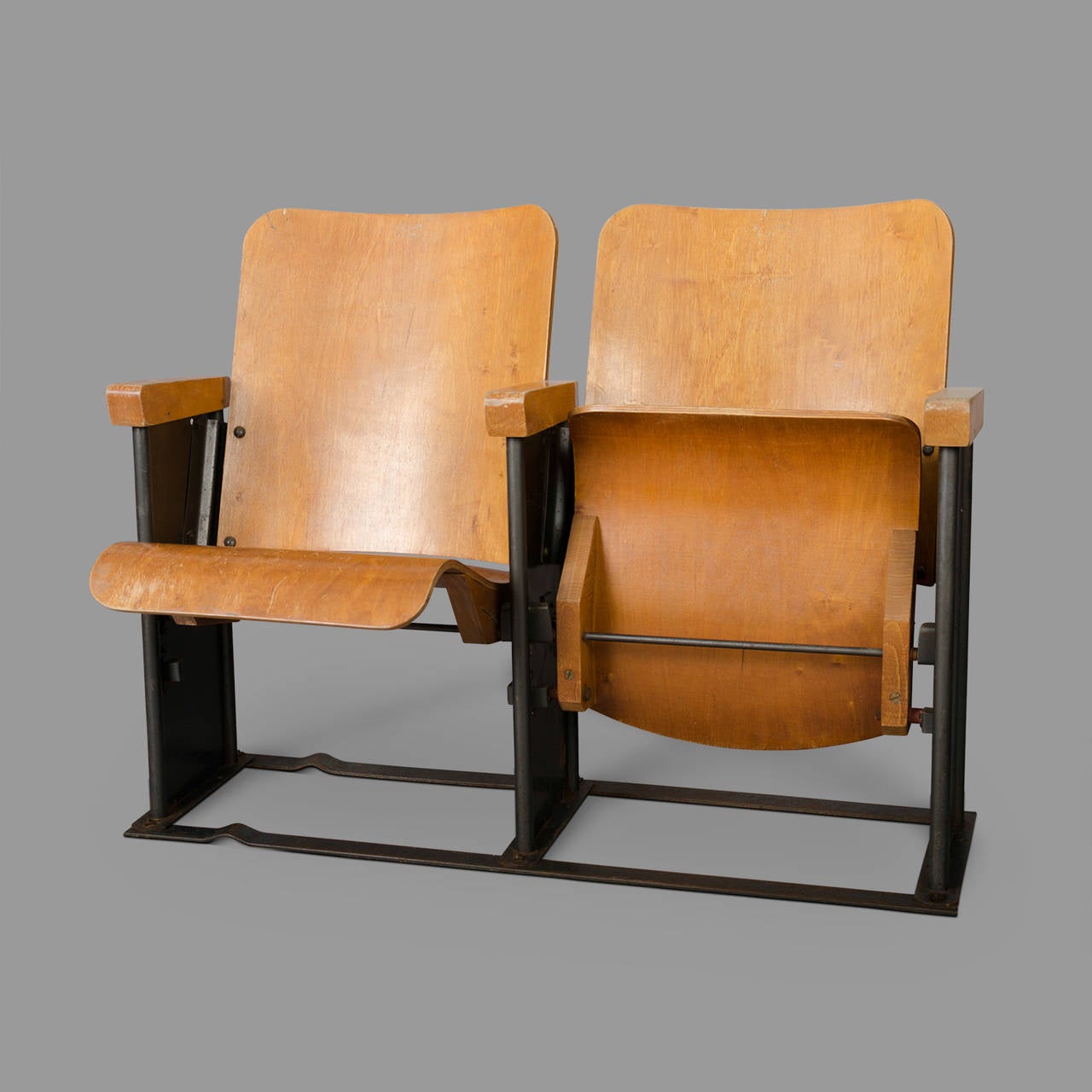 From a military base, these two seats row Wooden movie theater seats in molded plywood and bent sheet metal, are typical of the 1950s. Very stable, they do not necessarily require floor fixation unlike many models of the same style.

Four and Two