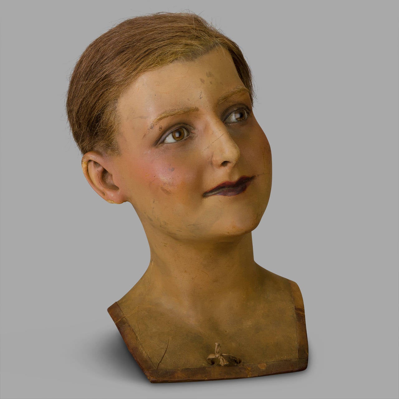 Store mannequin head with glass eyes and natural hair. In good condition it has some small accidents and few traces that enrich its patina.
