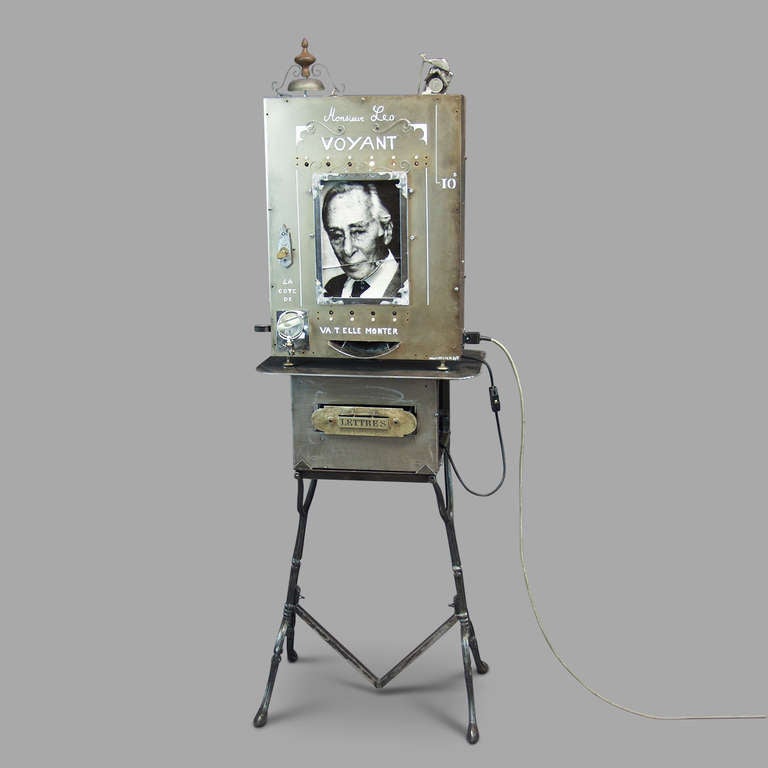 Slot machine in metal by Leo Castelli photo by Aurele, voice of Laurence Alfieri and Gilbert Peyre.

Gilbert Peyre through this elegant critique of the art dealers, wanted to pay tribute to Leo Castelli, a true discoverer of artists. 'Mr. Leo the