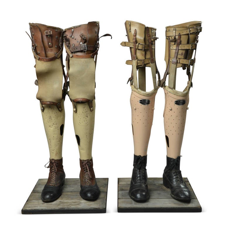 Cuir et métal avec leurs chaussures d'origine. Par les établissements G. Lebre à Nice, France.

Base contemporaine.