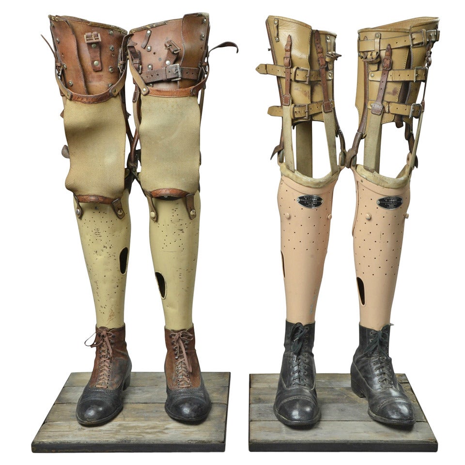 Deux rares paires de pieds artificiels