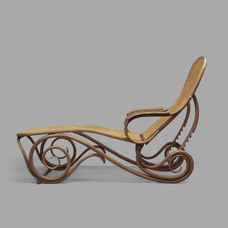 Perfect condition for this Thonet bentwood chaise longue. First production circa 1880. Model number two, in the 1914s Thonet's catalog (page 26).