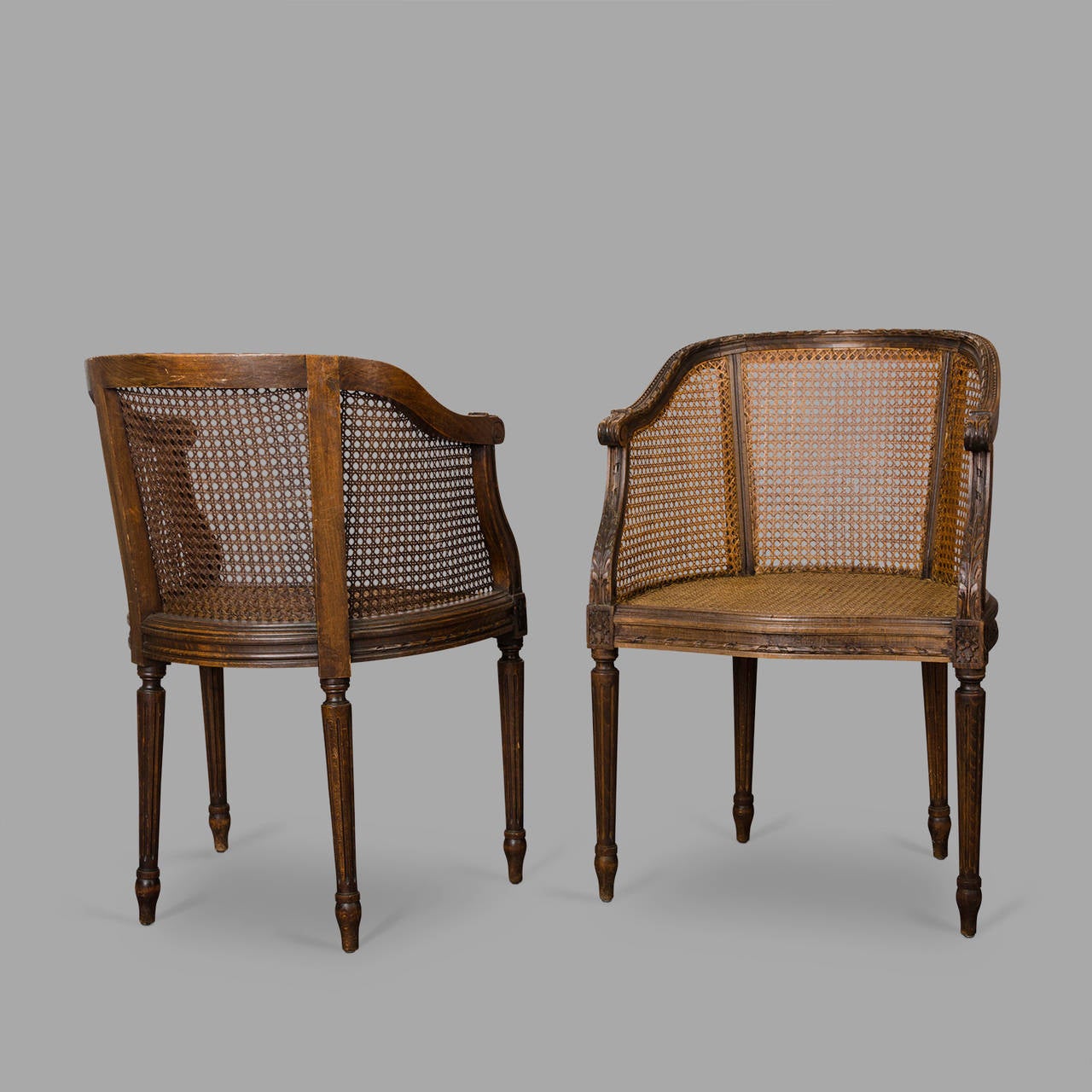 Pair of end of 19th century carved oak armchairs.
The caning is in good condition and these armchairs are ready to be used as is.