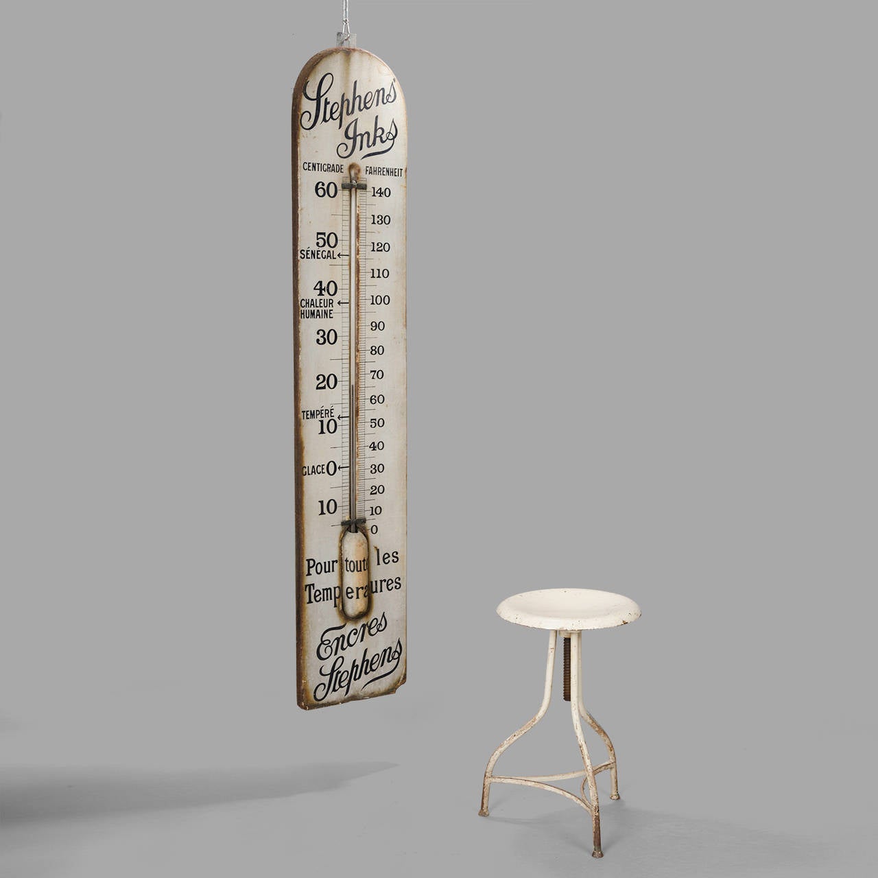 Complete and in perfect working order, it is in enameled sheet metal and in very good condition except for few tears and traces of rust.

This is a bilingual edition French/English of the thermometer, with representation of Centigrade Degrees and