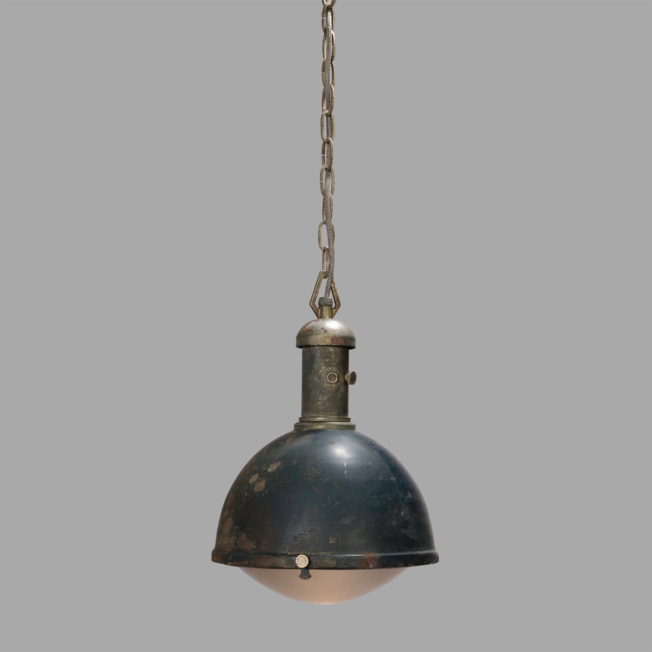 Suspension light model whose interior has a mirror glass reflector. The lower part has a curved sandblasted glass. The whole is in painted metal sheet and nickel-plated steel. Light beam adjusting mechanism with a knob. Contemporary wiring.
 
Some