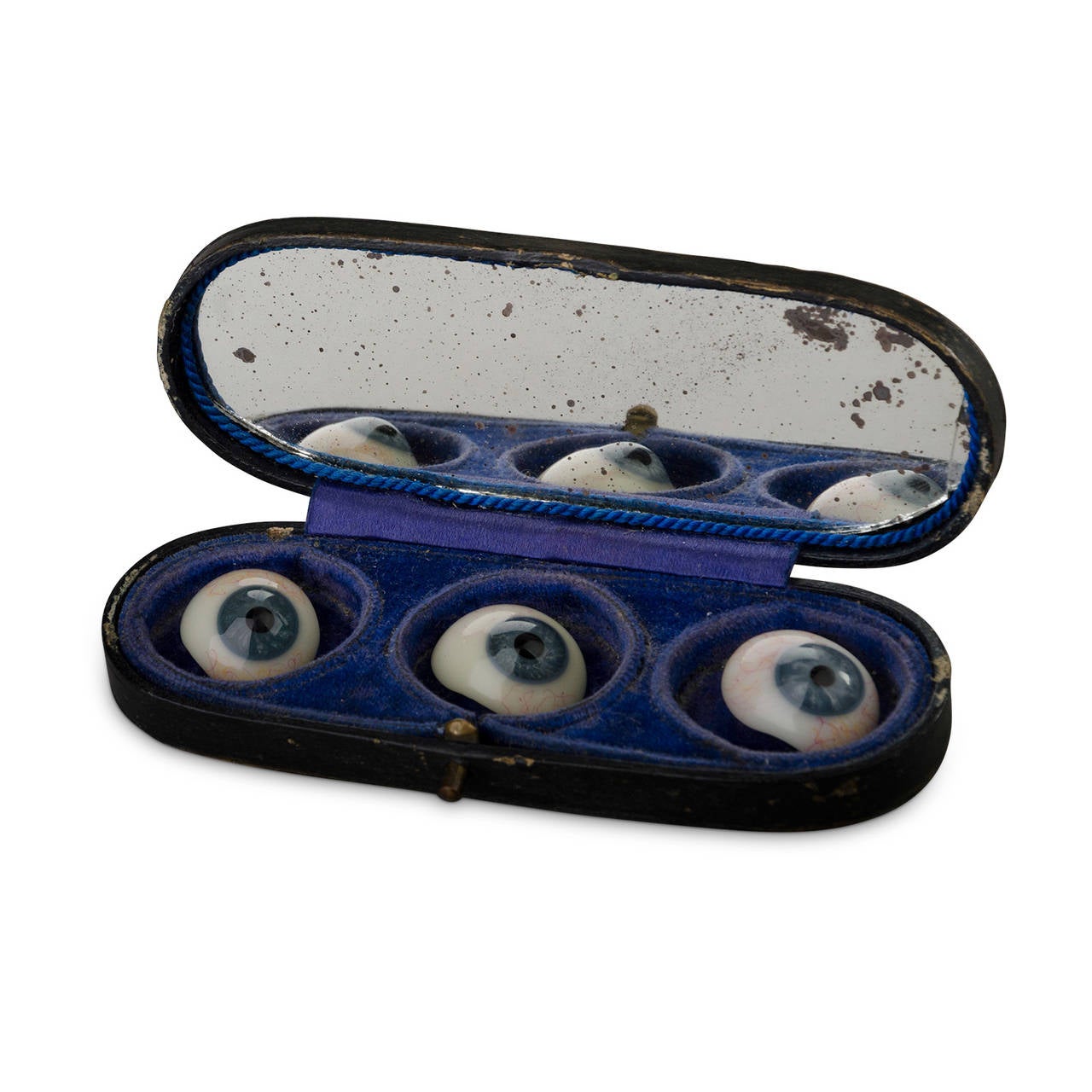 Blown glass prosthesis. Beginning of the 20th century. Small comfort mirror to help the setting.

Box in black leather, blue velvet interior.

Box dimension: Length 11.5 cm - Width 4cm - Height 1.5cm.