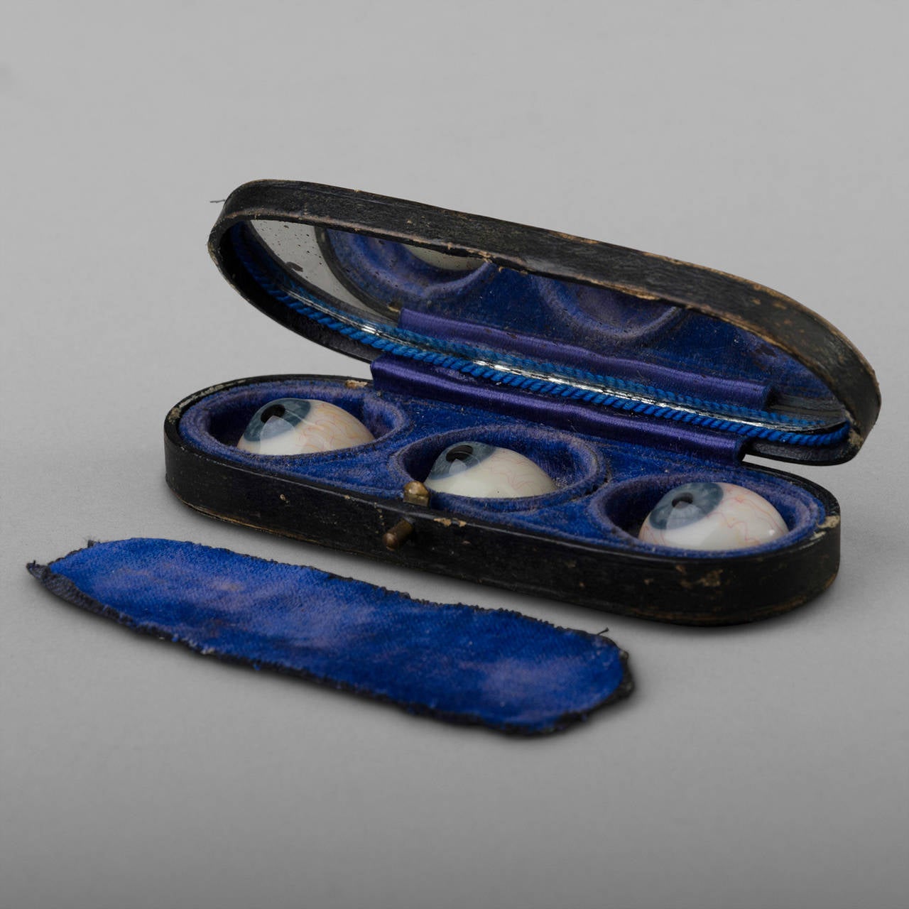 Three Glass Eyes in their Storage Box In Good Condition In Saint-Ouen, FR