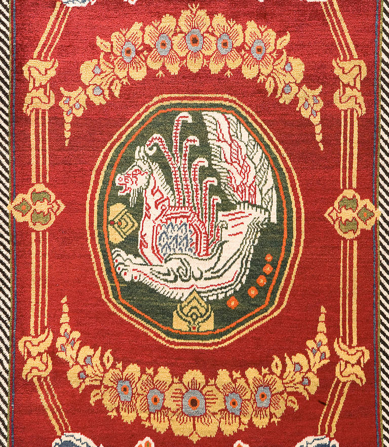 The medallion of this perfectly conditioned carpet in is a mythical creature with animals as we find it 2,500 years ago in Persepolis. From this region, the carpet comes also. The courtly character is combined with the for Gabbeh typical empty