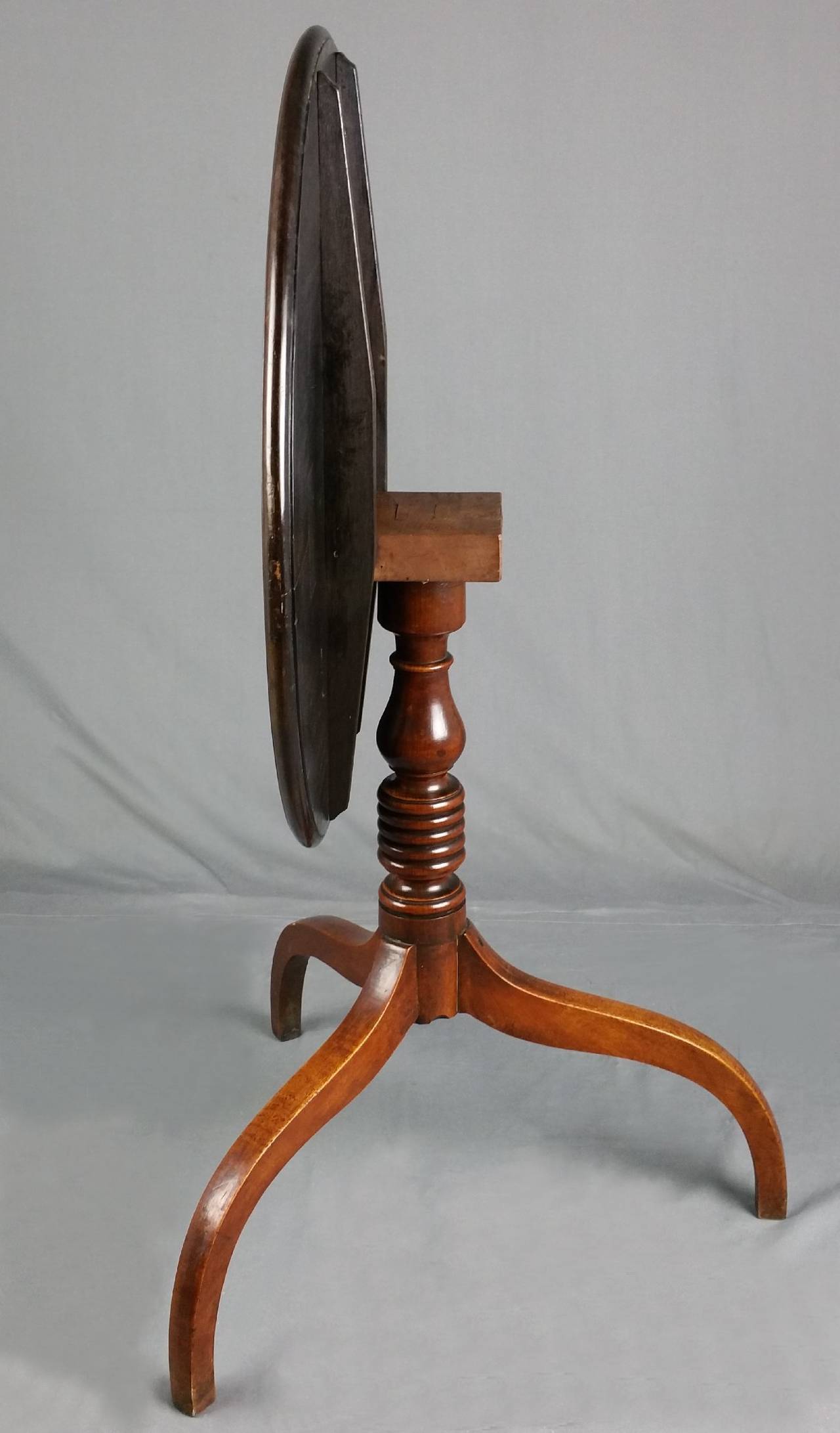 George III Round Tilt Top Mahogany Table In Excellent Condition In London, west Sussex