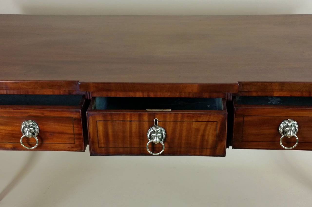 Regency Mahogany Breakfront Three-Drawer Serving Table In Excellent Condition In London, west Sussex