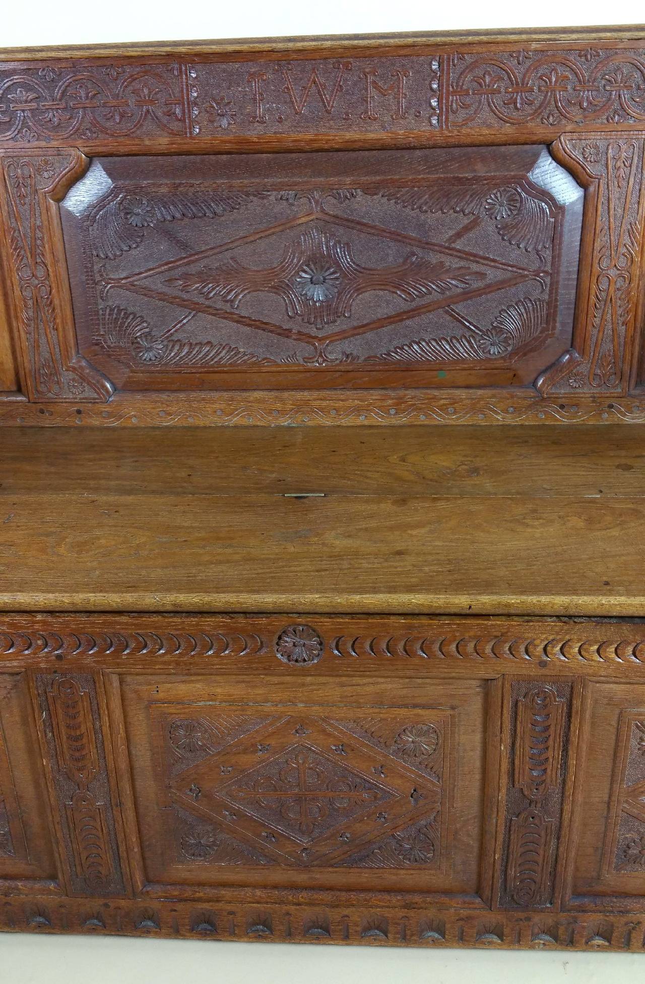 Victorian Carved Oak Settle with Rising Seat In Excellent Condition In London, west Sussex