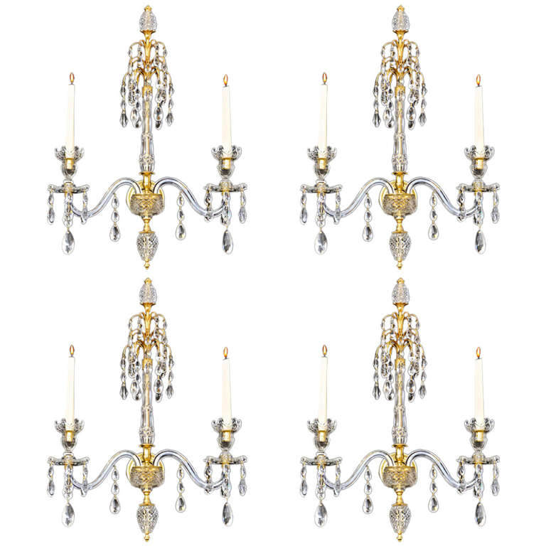 Set aus vier Goldbronze-gefassten Wandleuchten aus geschliffenem Glas im Adam-Stil