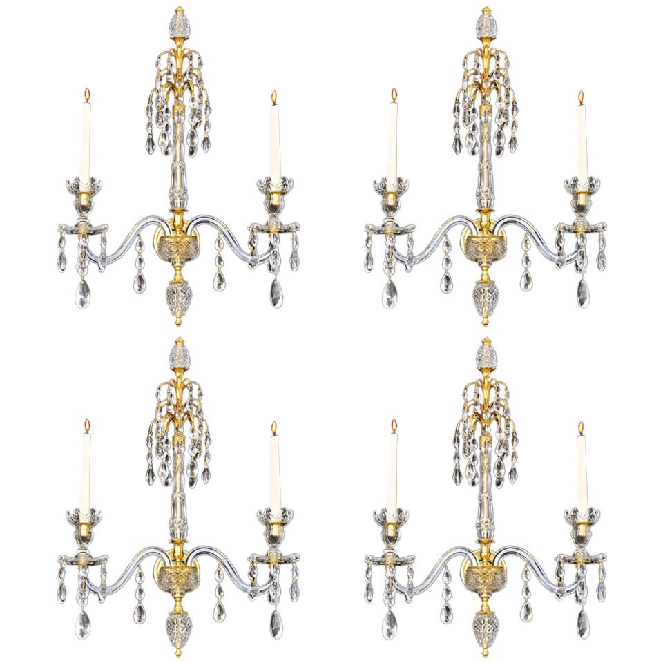 Set aus vier Goldbronze-gefassten Wandleuchten aus geschliffenem Glas im Adam-Stil im Angebot
