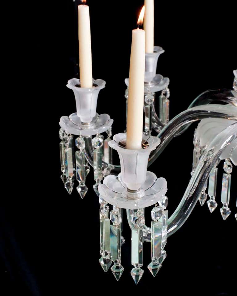 Antiker Mid-Victorian-Kronleuchter mit acht Leuchten aus mattiertem Glas von hoher Qualität (Viktorianisch) im Angebot