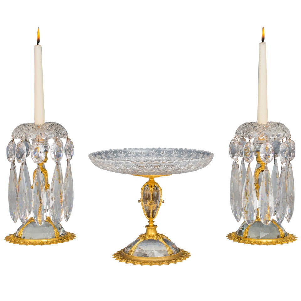 Paire de chandeliers en verre taillé, montés sur bronze doré, et porte-bougies assorti