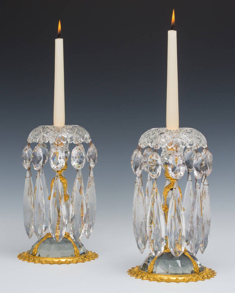 Victorien Paire de chandeliers en verre taillé, montés sur bronze doré, et porte-bougies assorti en vente