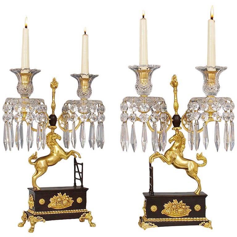 Paire inhabituelle de candélabres cheval de style Régence en bronze doré et verre taillé