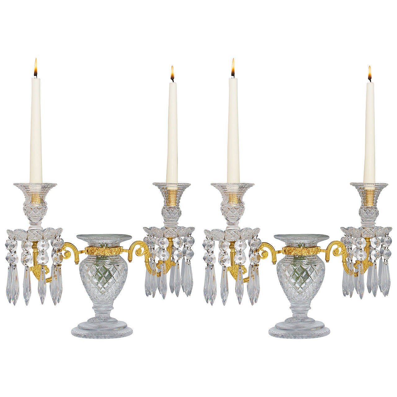 Paire inhabituelle de candélabres en verre taillé de style Regency montés sur bronze doré