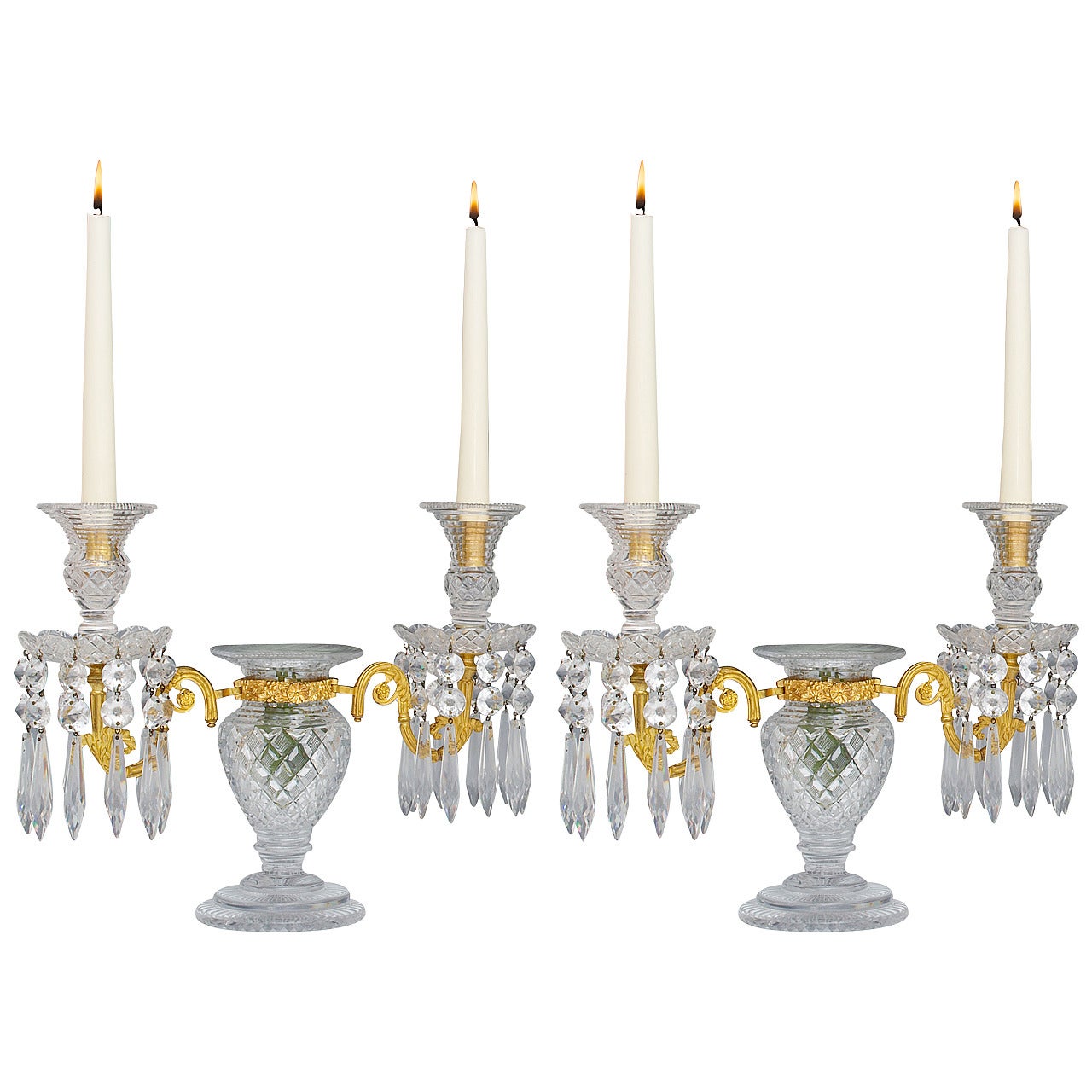 Paire inhabituelle de candélabres en verre taillé de style Regency montés sur bronze doré en vente