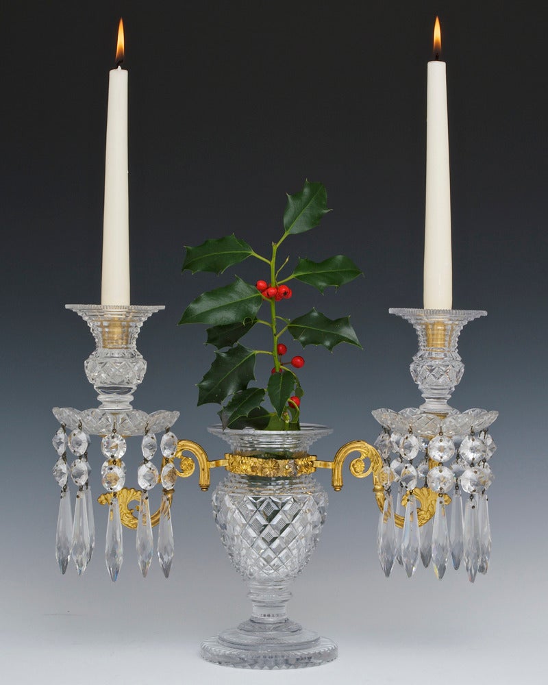 Britannique Paire inhabituelle de candélabres en verre taillé de style Regency montés sur bronze doré en vente