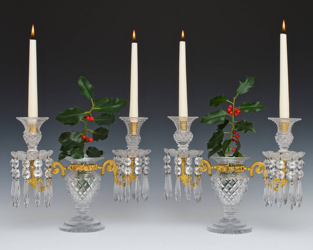 Die kreisförmige gestufte Basen der Vase Form dieser ungewöhnlich mit einem Ormolu Zwillingszweig überragt diese Unterstützung Tropfpfpfannen und Distel förmigen Kerze Düsen diese mit feinen Erdbeer Diamanten und Schritt schneiden die Kandelaber