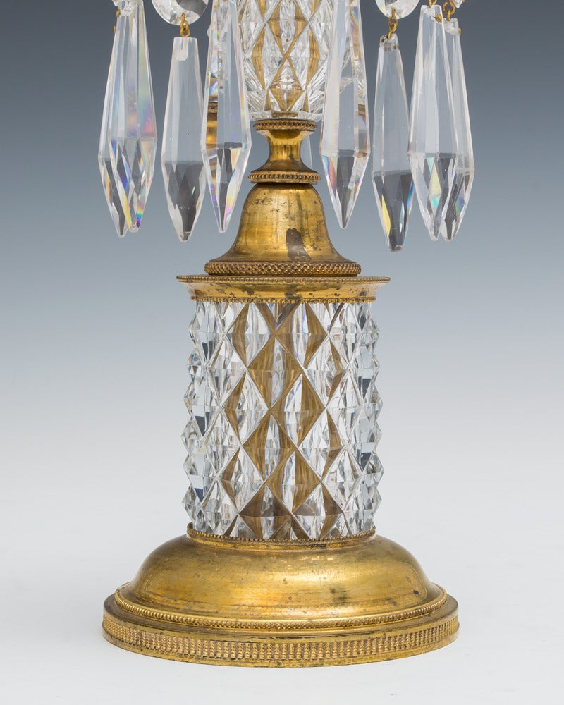 Paar Regency-Kerzenständer mit geschliffenem Glas und Trommelsockel (Britisch) im Angebot