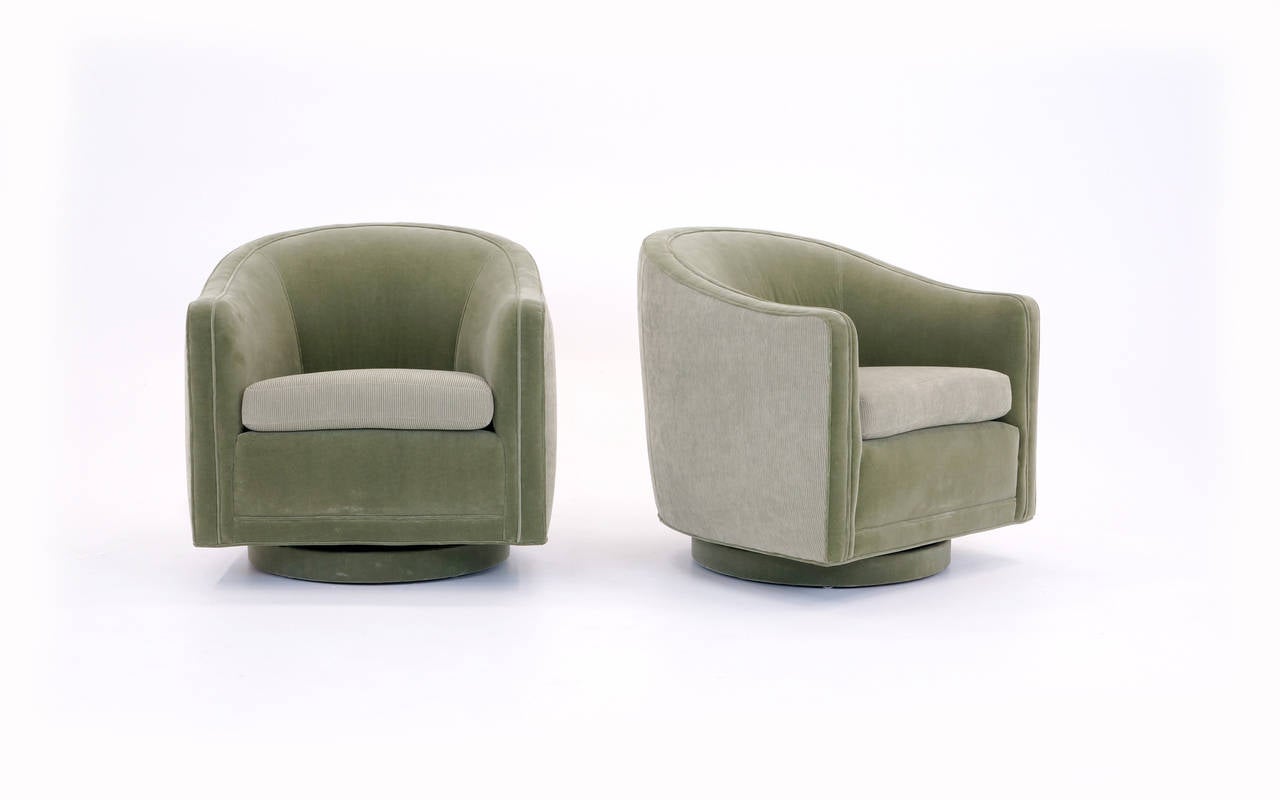 Mid-Century Modern Pair of Barrel Back Swivel Lounge Chairs by Edward Wormley for Dunbar