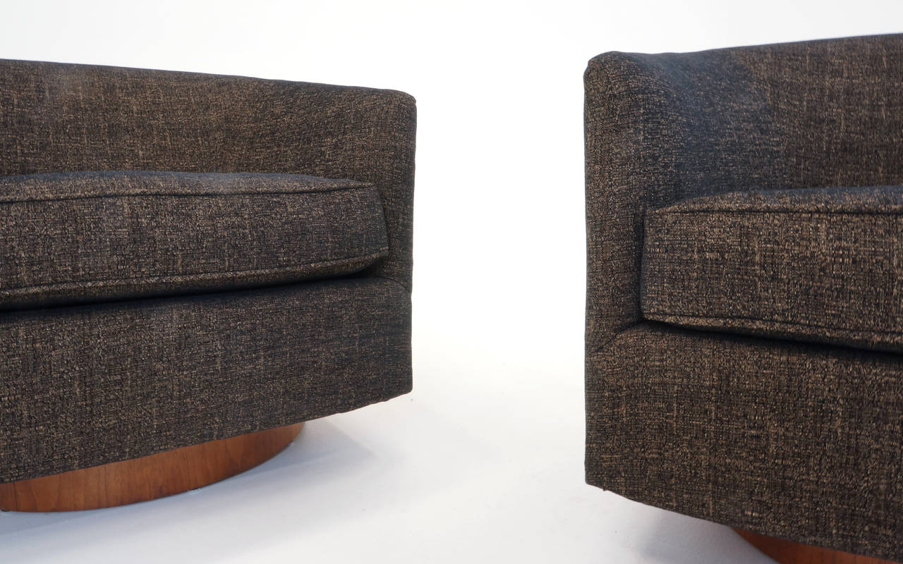 Mid-20th Century Excellent Pair of Milo Baughman for Thayer Coggin Swivel Rocker Club Chairs