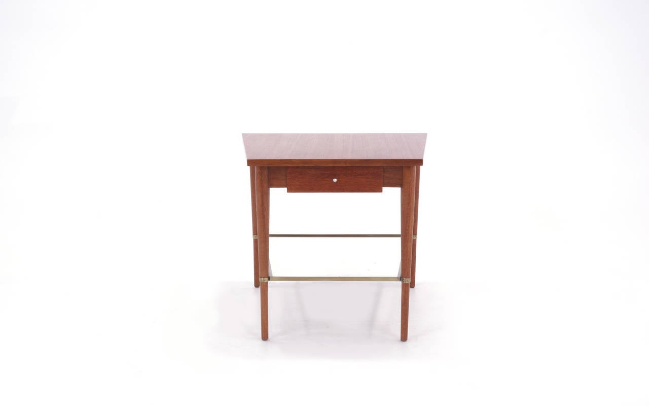 Table d'appoint ou de bout trapézoïdale Paul McCobb avec un tiroir et une tablette en verre soutenue par un cadre à traverses en laiton massif. Magnifiquement rénové.  Le bord avant fait 18,25