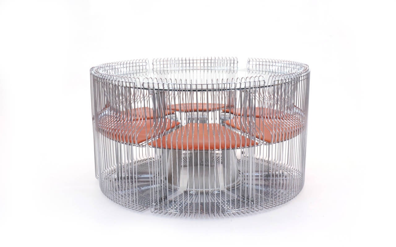 Sehr seltener Verner Panton Pantonova Esstisch und Stühle, hergestellt von Fritz Hansen, Dänemark, 1971. Cognacfarbene Sitzpads aus Leder.
Das Set besteht aus einem Tisch, Modell 120U, und sechs Stühlen, Modell 114F. Tabelle Maßnahmen 47,5