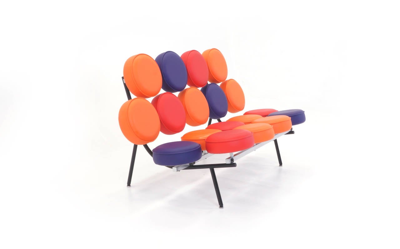 Conçue par Irving Harper pour le bureau Nelson, cette version multicolore a été produite en édition limitée et n'est plus en production.  Fabriqué par Herman Miller.

Dimensions : 52