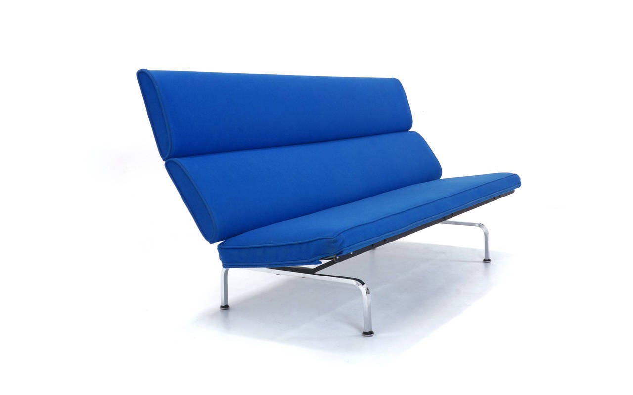 Sofa Compact in the original blue Alexander Girard fabric.