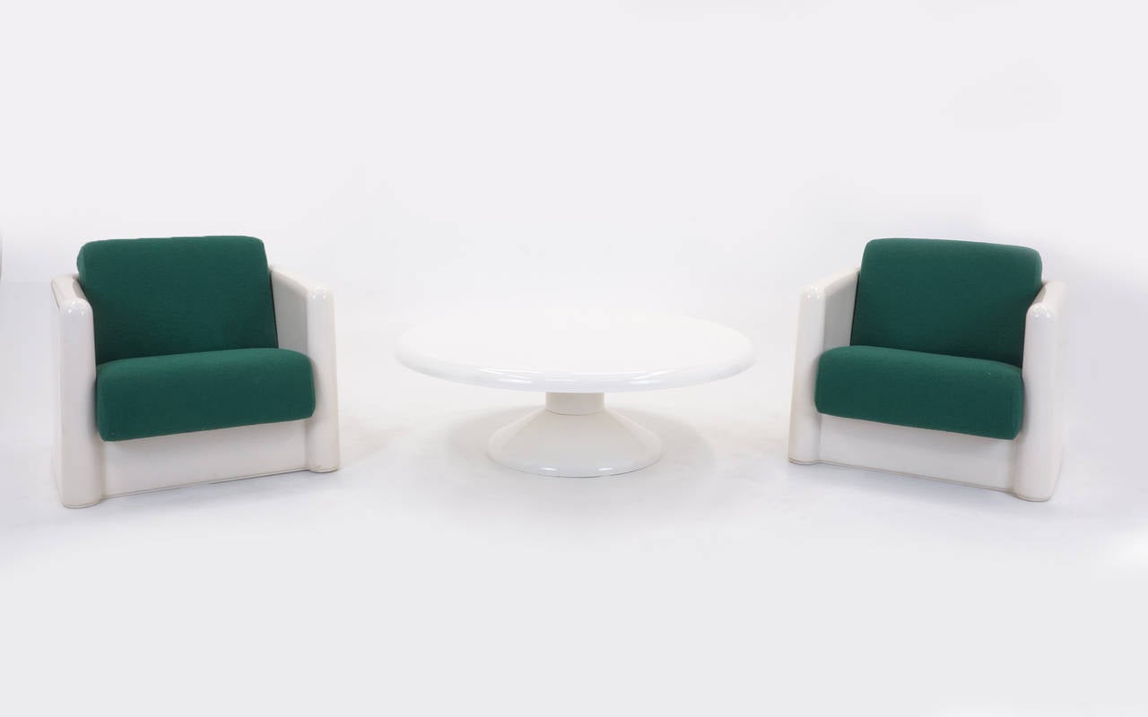 Mod White Fiberglass Pair of Chairs, 1970s In Excellent Condition In Kansas City, MO